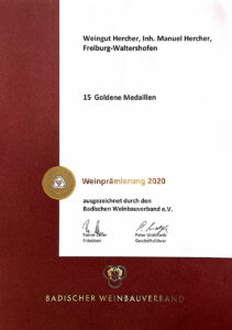 foto-Goldmedaillen-Urkunde-2020-Weingut-Hercher